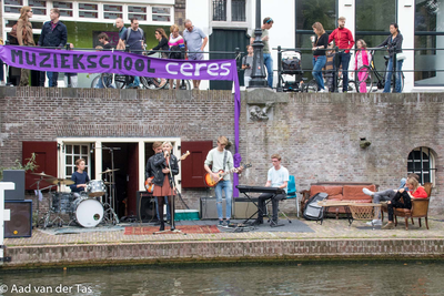 838400 Afbeelding van een popbandje dat optreedt op de werf aan de Oudegracht onder Muziekschool Ceres (Oudegracht ...